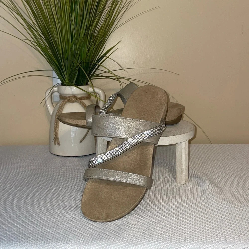 Anne Klein women’s sandals 8 gold tan rhinestone flats strap neutral Dobbie